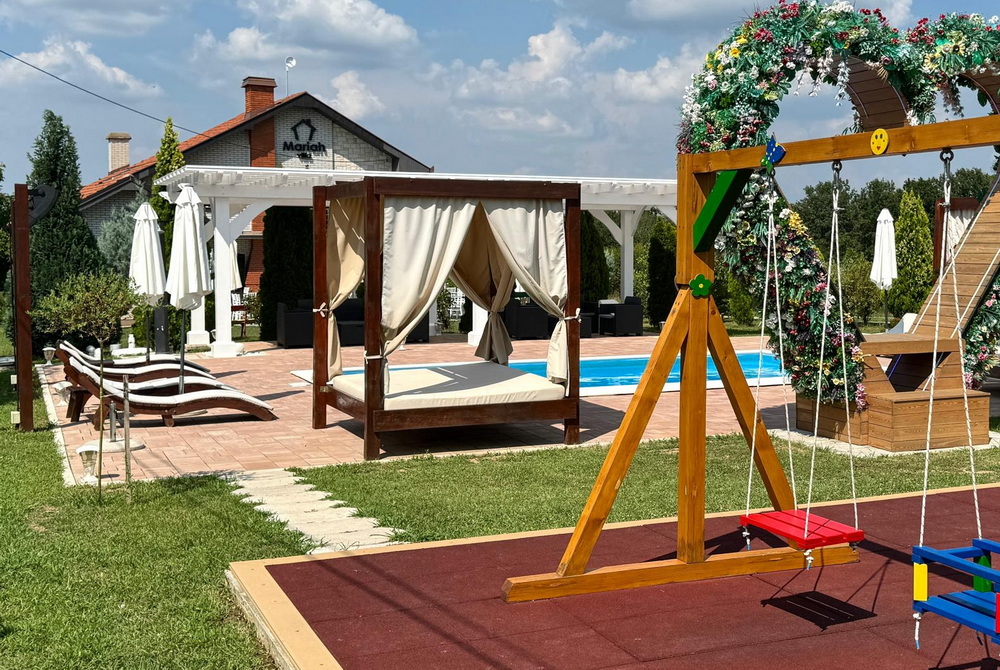 Villa (vikendica) sa bazenom na 50a placa, 20 min od Beograda